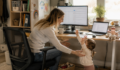 Mutter mit Kind im Homeoffice
