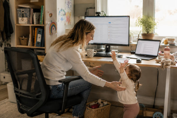 Mutter mit Kind im Homeoffice